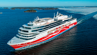 Viking Glory har precis kört ut från ett isstråk