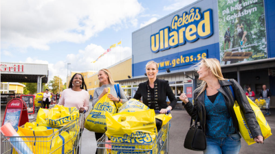 Personer som precis spenderat hela lönen på att handla på Gekås i Ullared