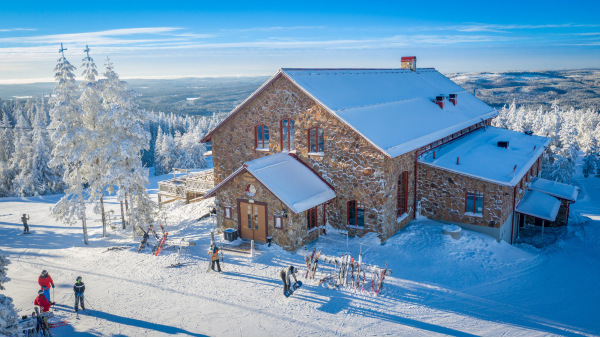 En vffelstuga p en skidresort