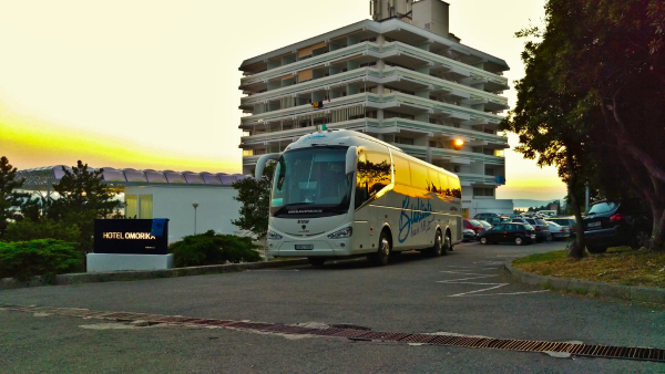 En Blklintsbuss str framfr ett Kroatiskt hotell i staden Crikvenica