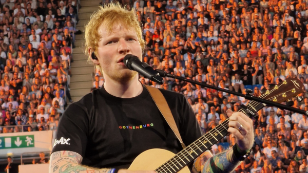 Artisten Ed Sheeran sjunger framför ett fullsatt Ullevi i Göteborg. Bild tagen av Jimmy Björn
