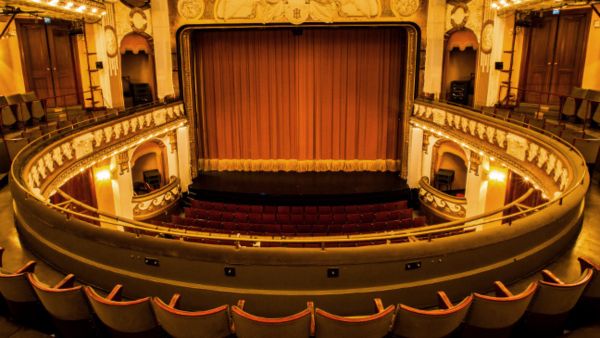 En teaterscen sedd från läktare