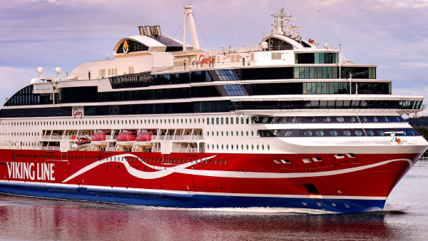 Fartyget Viking Glory kryssar fram ver lite rosa skimrande vatten