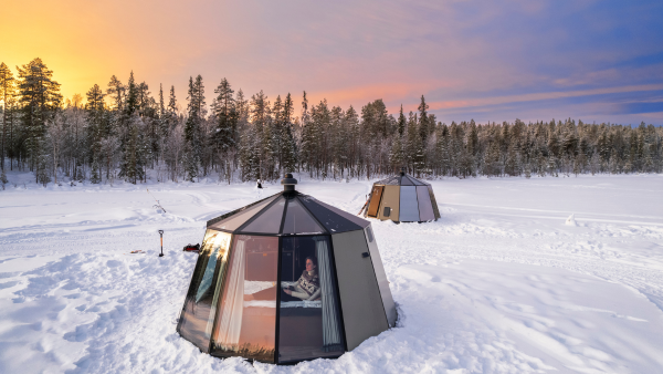 Tlt liknande glasbyggnader i Jokkmokk