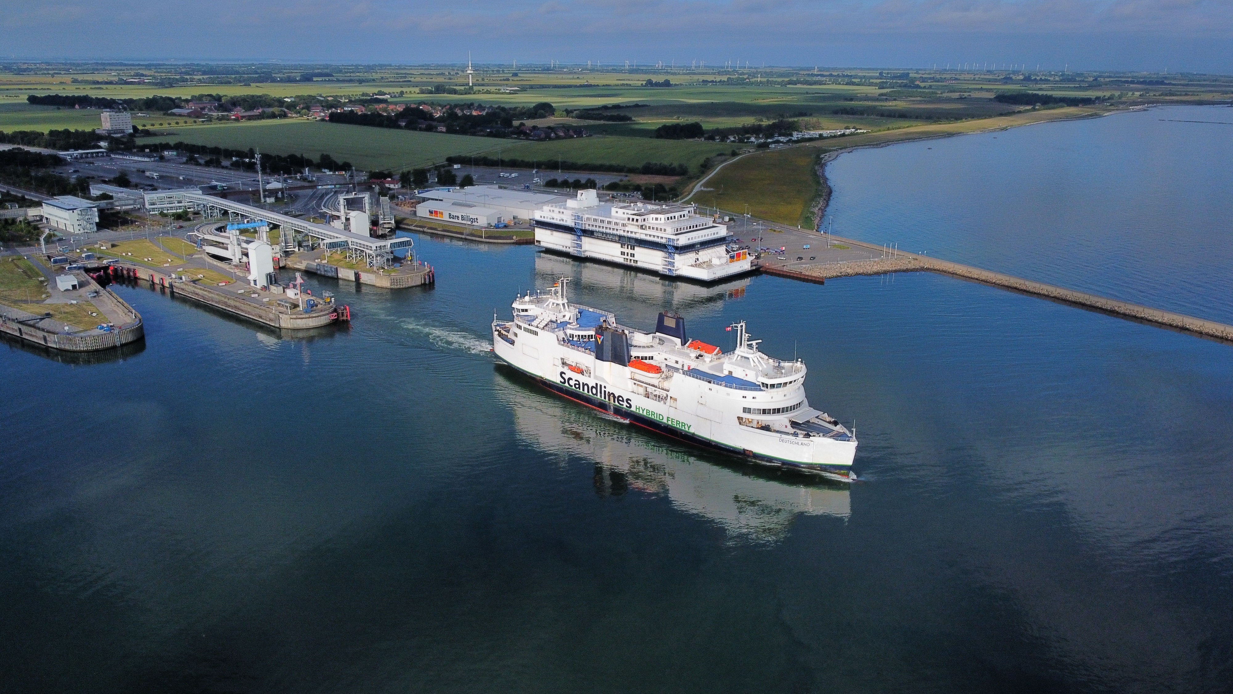 En frja har precis lagt ut ifrn Puttgardens hamn