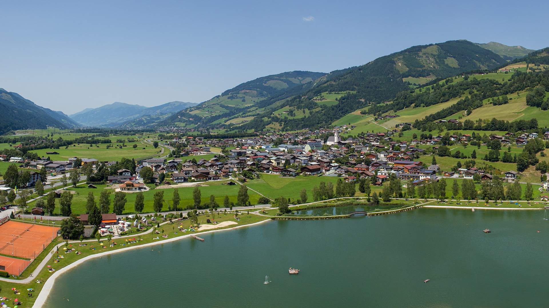 Överblickande bild över orten Uttendorf i Österrike