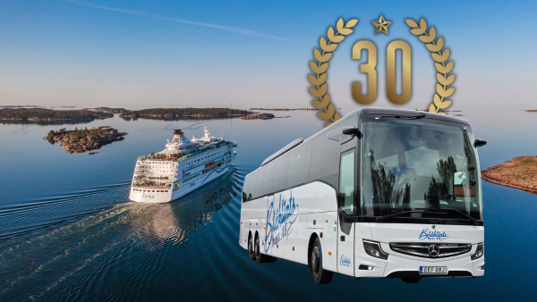 Birka kryssar och en Blåklintsbuss med 30 års logga baom
