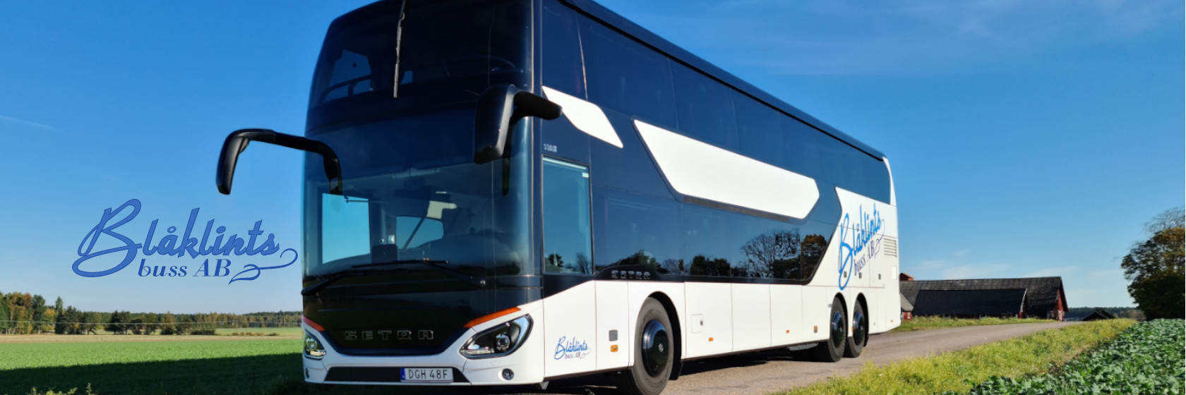 En dubbeldckare p en liten landsvg